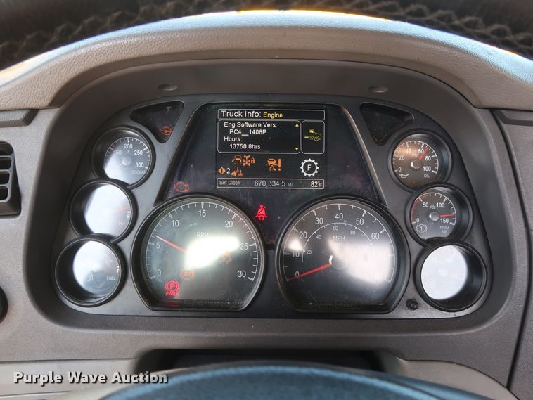 image for item HA9108 2016 Peterbilt 579  semi truck