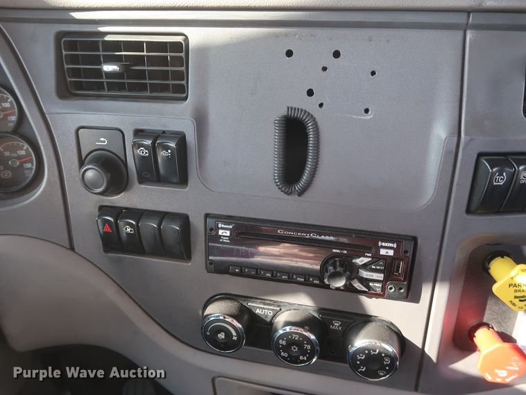 image for item HA9108 2016 Peterbilt 579  semi truck