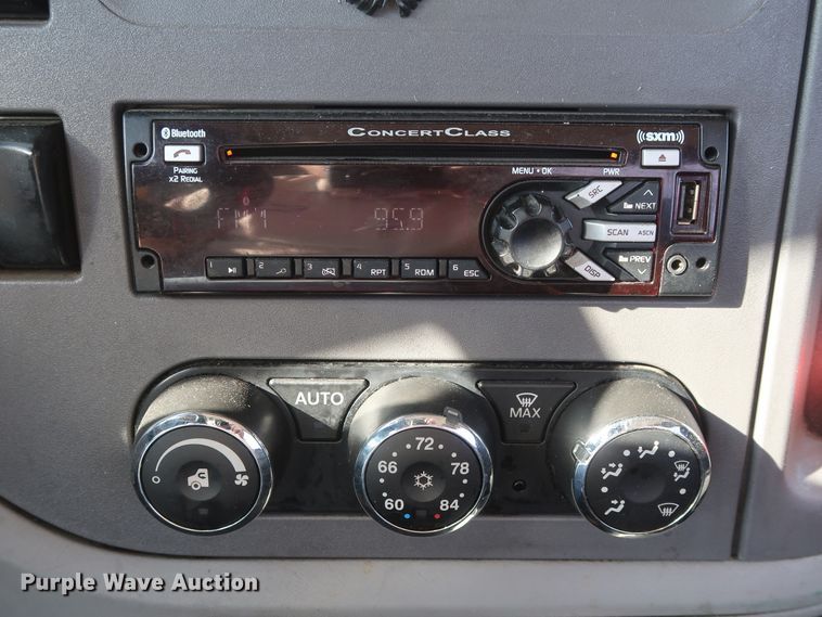 image for item HA9108 2016 Peterbilt 579  semi truck