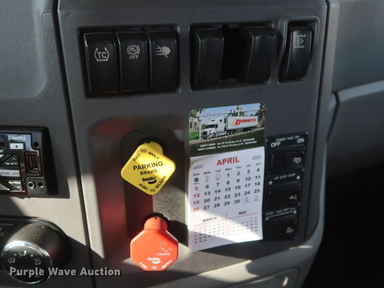 image for item HA9108 2016 Peterbilt 579  semi truck