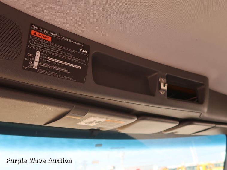 image for item HA9108 2016 Peterbilt 579  semi truck