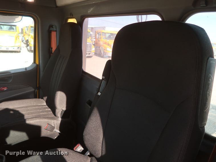 image for item HA9108 2016 Peterbilt 579  semi truck