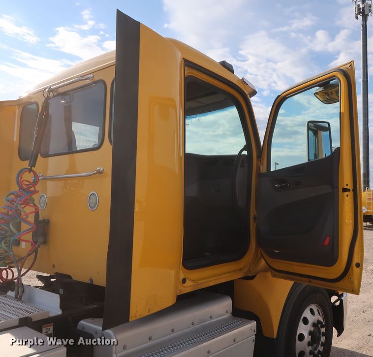 image for item HA9108 2016 Peterbilt 579  semi truck