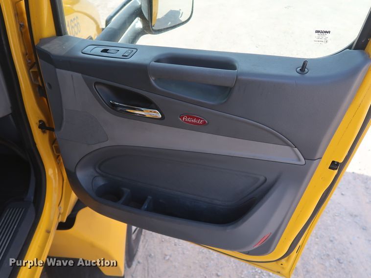 image for item HA9108 2016 Peterbilt 579  semi truck