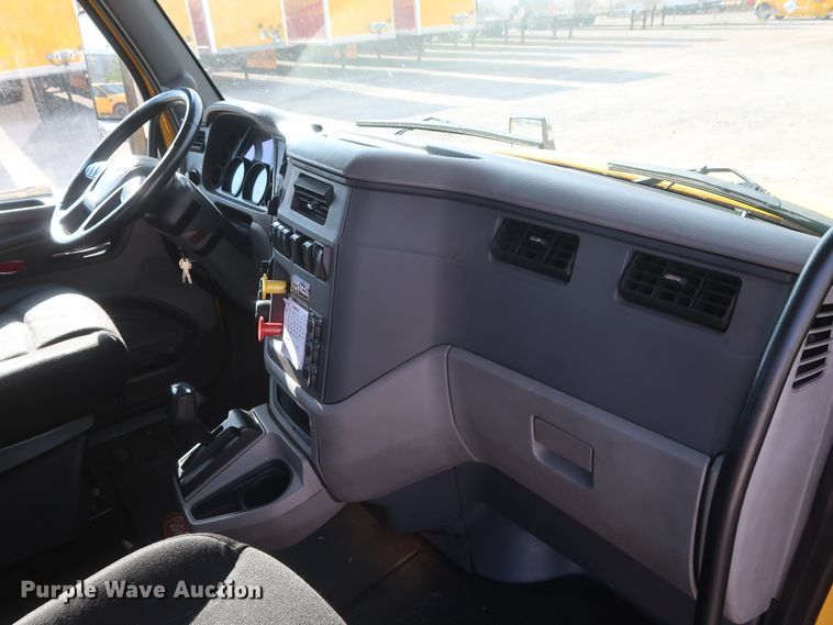 image for item HA9108 2016 Peterbilt 579  semi truck