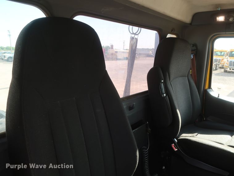 image for item HA9108 2016 Peterbilt 579  semi truck