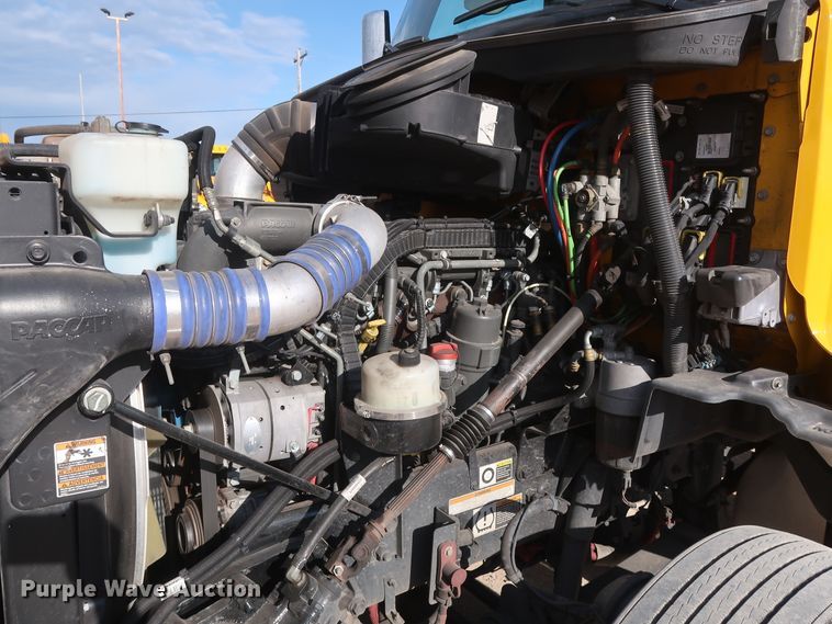 image for item HA9108 2016 Peterbilt 579  semi truck