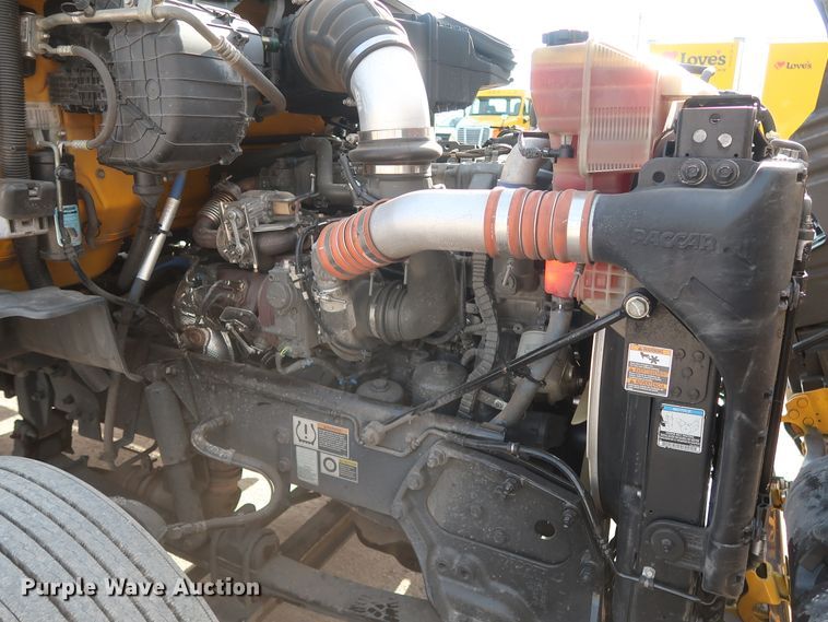 image for item HA9108 2016 Peterbilt 579  semi truck