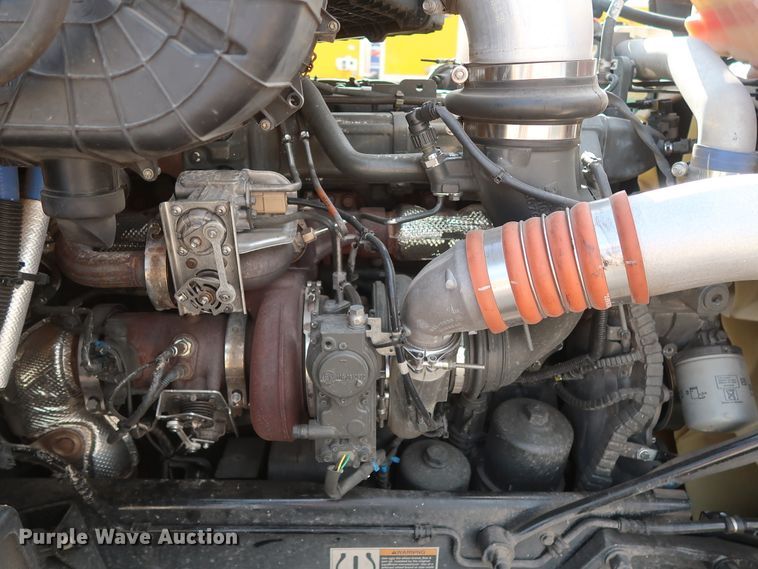 image for item HA9108 2016 Peterbilt 579  semi truck