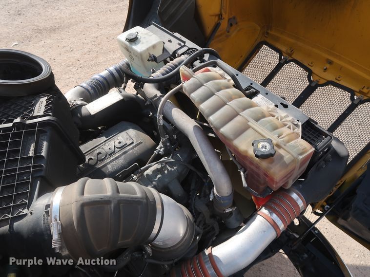 image for item HA9108 2016 Peterbilt 579  semi truck