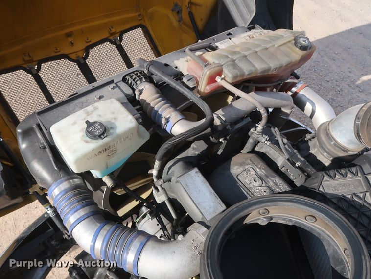 image for item HA9108 2016 Peterbilt 579  semi truck