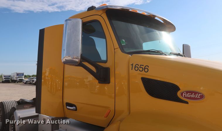 image for item HA9108 2016 Peterbilt 579  semi truck