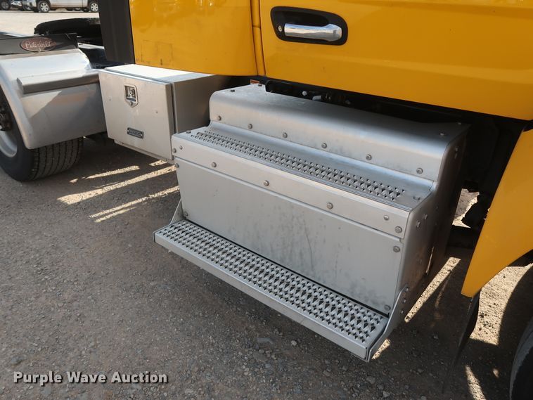 image for item HA9108 2016 Peterbilt 579  semi truck