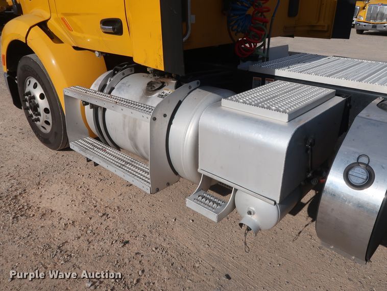 image for item HA9108 2016 Peterbilt 579  semi truck