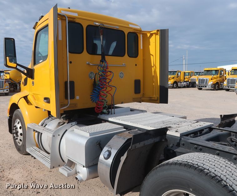 image for item HA9108 2016 Peterbilt 579  semi truck