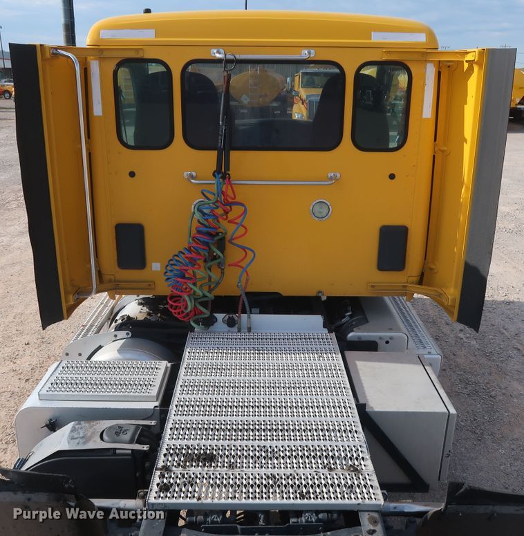 image for item HA9108 2016 Peterbilt 579  semi truck