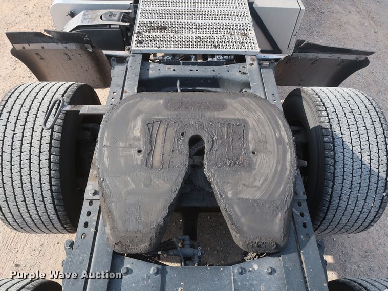 image for item HA9108 2016 Peterbilt 579  semi truck