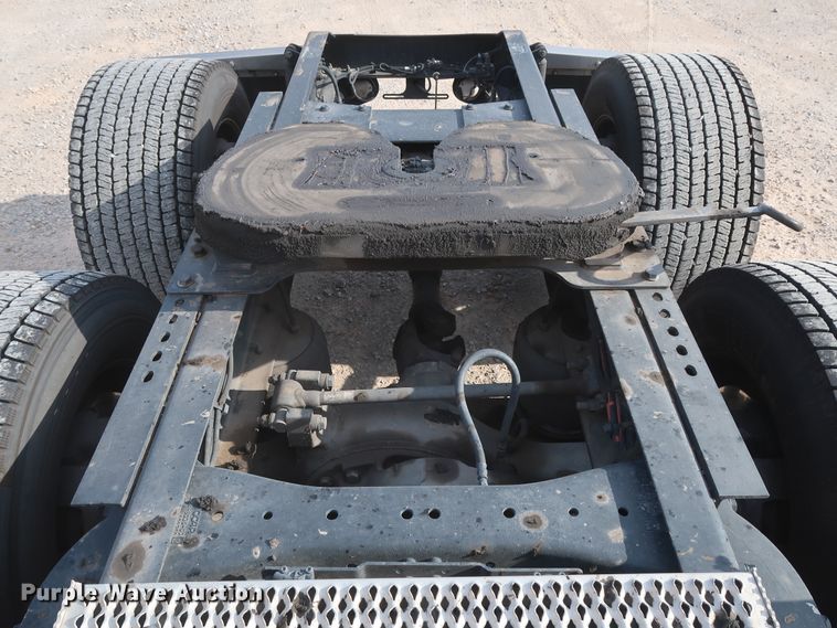 image for item HA9108 2016 Peterbilt 579  semi truck