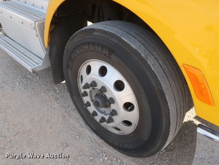 image for item HA9108 2016 Peterbilt 579  semi truck