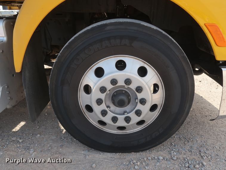 image for item HA9108 2016 Peterbilt 579  semi truck