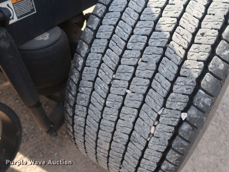 image for item HA9108 2016 Peterbilt 579  semi truck