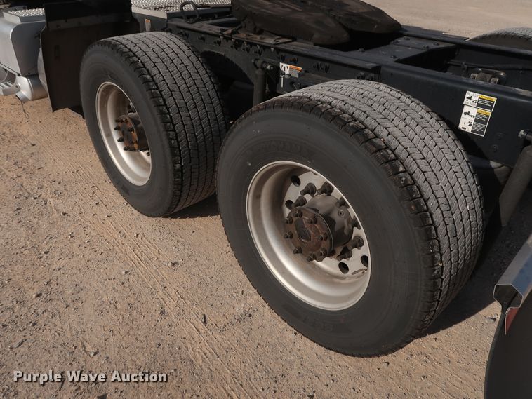 image for item HA9108 2016 Peterbilt 579  semi truck