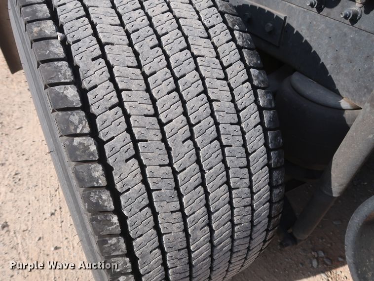 image for item HA9108 2016 Peterbilt 579  semi truck