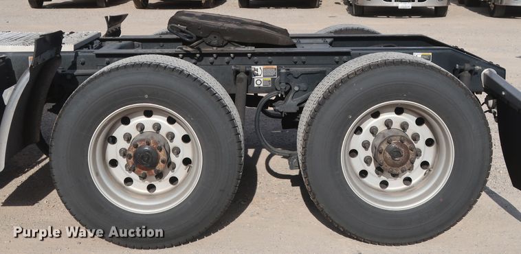 image for item HA9108 2016 Peterbilt 579  semi truck