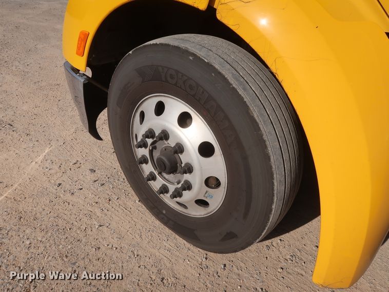 image for item HA9108 2016 Peterbilt 579  semi truck