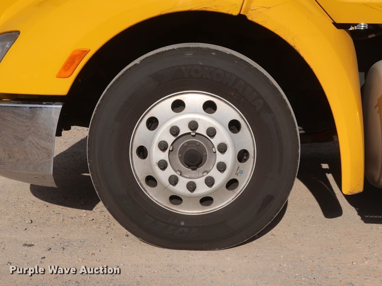 image for item HA9108 2016 Peterbilt 579  semi truck