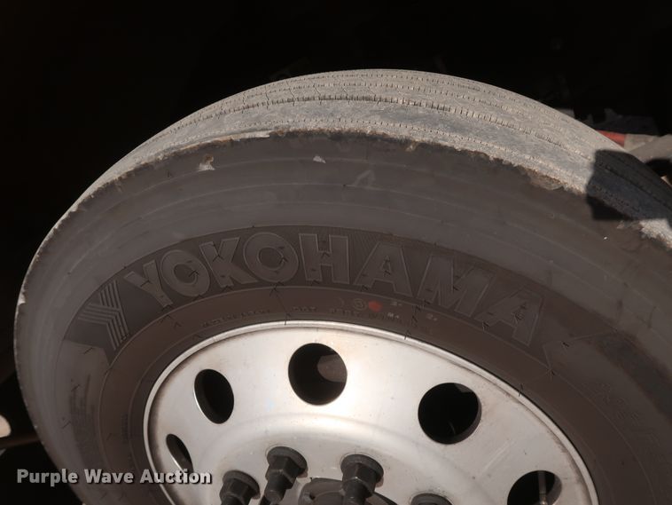 image for item HA9108 2016 Peterbilt 579  semi truck