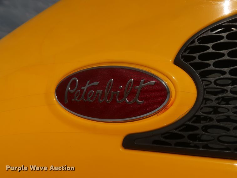 image for item HA9108 2016 Peterbilt 579  semi truck