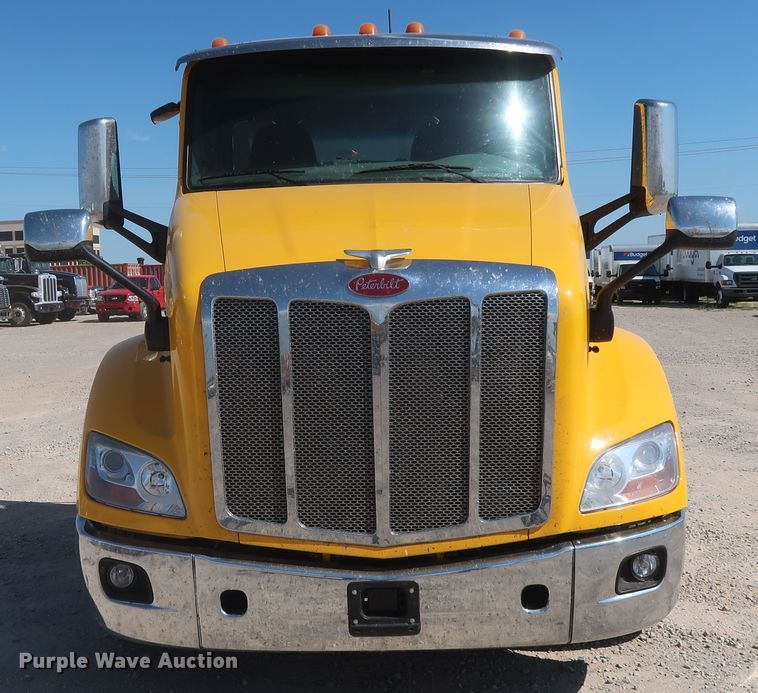 image for item HA9109 2017 Peterbilt 579  semi truck