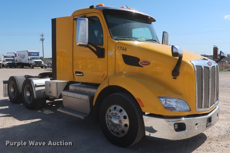 image for item HA9109 2017 Peterbilt 579  semi truck