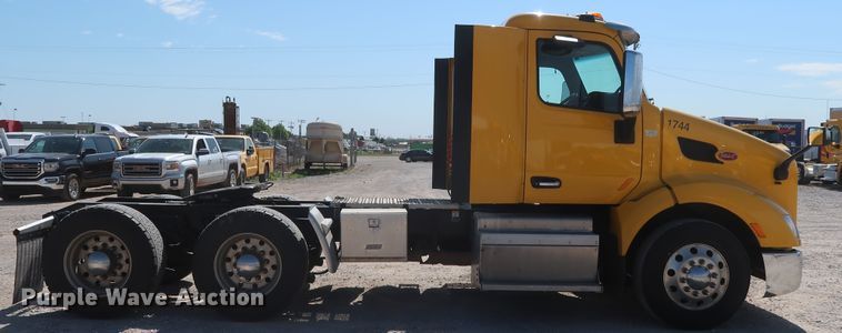 image for item HA9109 2017 Peterbilt 579  semi truck