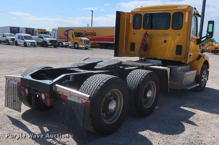 image for item HA9109 2017 Peterbilt 579  semi truck