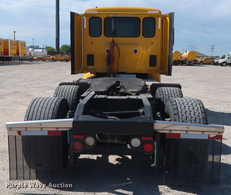 image for item HA9109 2017 Peterbilt 579  semi truck