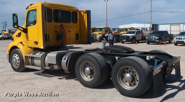 image for item HA9109 2017 Peterbilt 579  semi truck