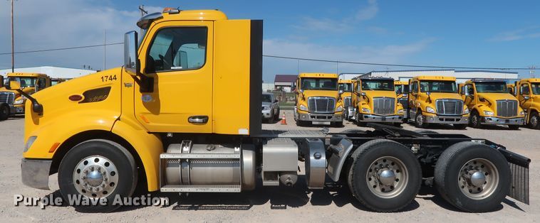 image for item HA9109 2017 Peterbilt 579  semi truck