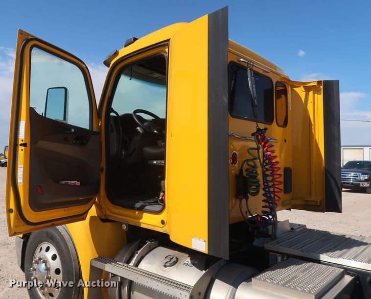 image for item HA9109 2017 Peterbilt 579  semi truck