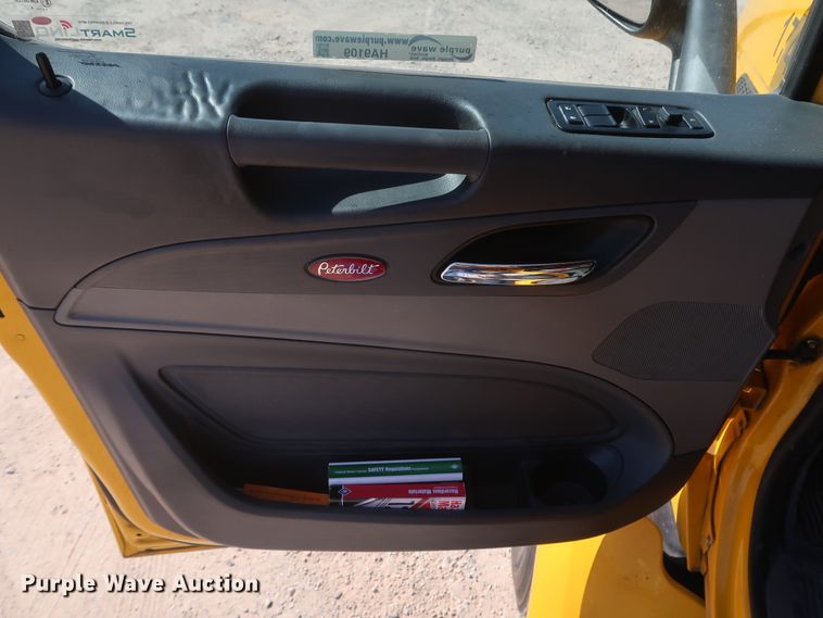 image for item HA9109 2017 Peterbilt 579  semi truck