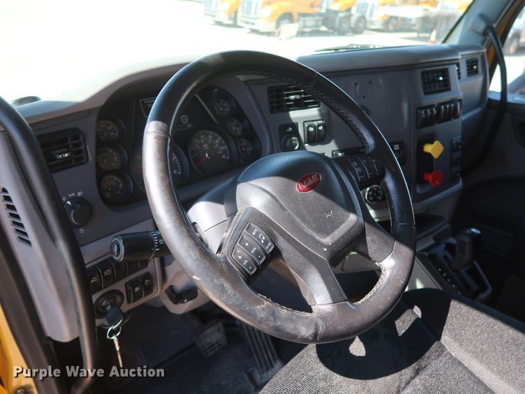 image for item HA9109 2017 Peterbilt 579  semi truck