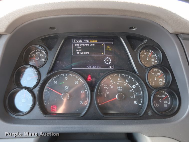 image for item HA9109 2017 Peterbilt 579  semi truck