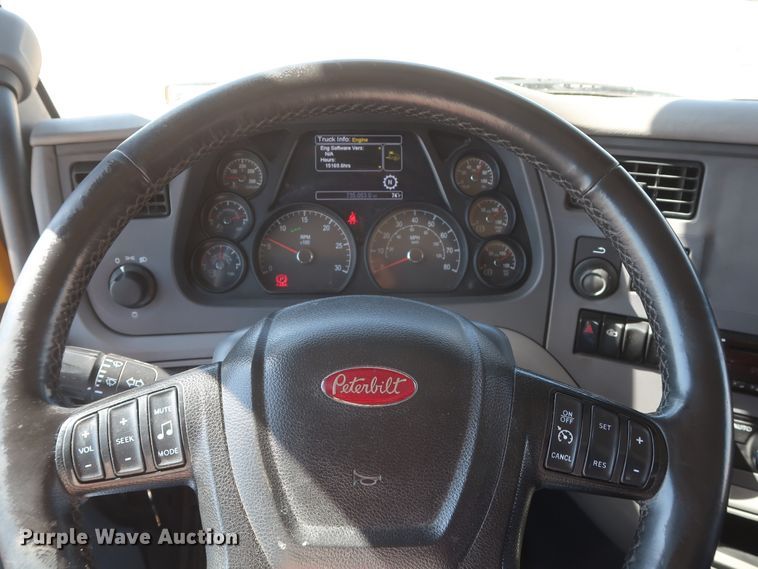 image for item HA9109 2017 Peterbilt 579  semi truck
