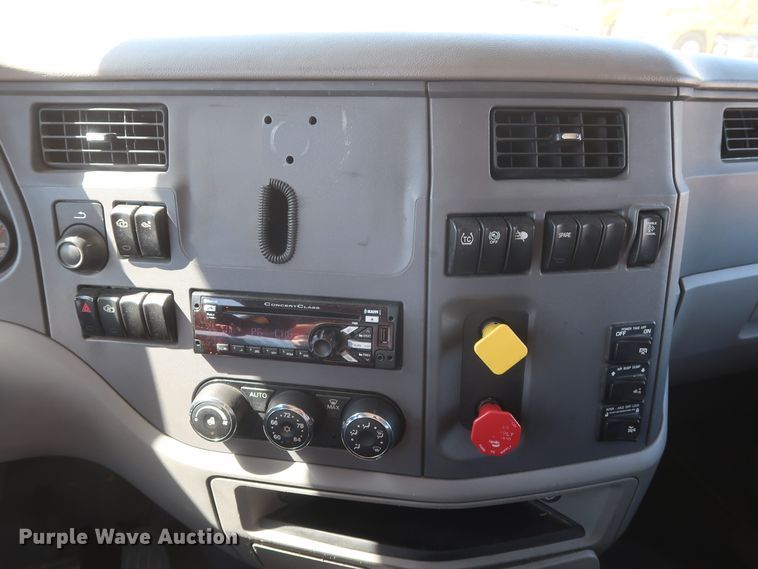 image for item HA9109 2017 Peterbilt 579  semi truck