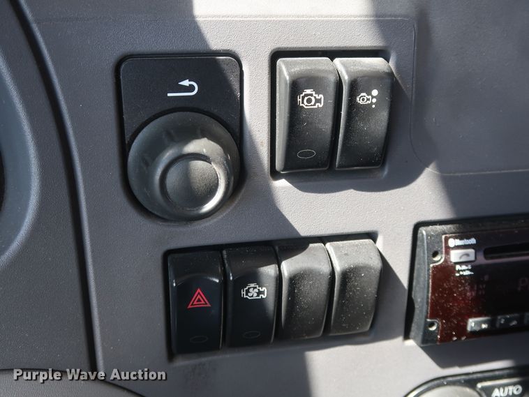 image for item HA9109 2017 Peterbilt 579  semi truck