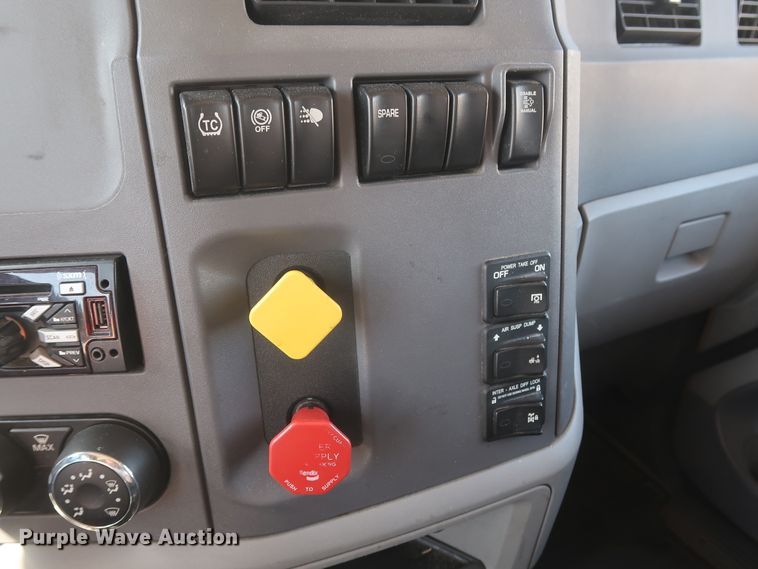 image for item HA9109 2017 Peterbilt 579  semi truck