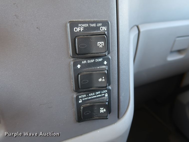 image for item HA9109 2017 Peterbilt 579  semi truck