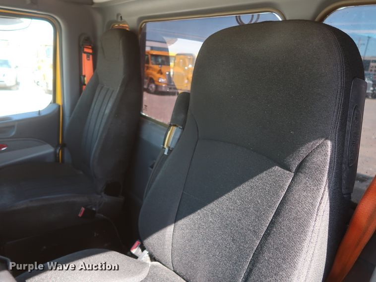 image for item HA9109 2017 Peterbilt 579  semi truck