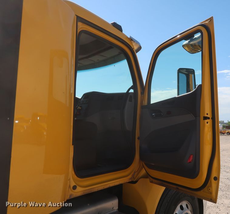 image for item HA9109 2017 Peterbilt 579  semi truck